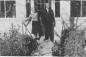Janet et Henry Stelfox devant leur maison dans la ville (Rocky Mountain House) 1953