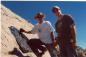 Dan Warkentin et l'arrire-petit-fils de H. Stelfox Jeff Dirsten placent le panonceau sur Mt Stelfox
