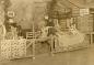 Madame Blanchard devant son kiosque lors d'une exposition au Massachusetts � vers 1930
