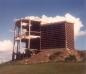 Construction de l'observatoire. Le dme est partiellement support par cinq piliers verticaux.
