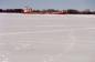 Des traces de pas sur la glace vers les cargos de la voie maritime du Saint-Laurent