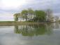 Un petit chalet de l'archipel du lac Saint-Pierre cach par les arbres