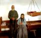 Grand-papa et grand-maman (Baba et deda) posant  ct d'un berceau suspendu