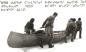 Inuit en compagnie d'un membre de la Cinquime Expdition de Thul tirant un canot sur la glace
