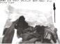 Des femmes inuit en train de coudre sous un abri au printemps