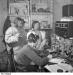 Deux Inuit regardant un oprateur radio