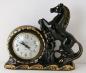 Version noire de l'horloge  cheval  de la Snider Clock Corporation (moteur Smiths Sectric)