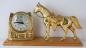 Cheval et horloge lectrique  fer  cheval  dors, sur base en bois, Snider Clock Corporation