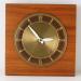 Horloge murale lectrique dans un simple botier en bois de forme carre, Snider Clock Mfg Co.