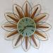 Horloge murale en forme de fleur faite de mtal et de bois, mouvement  pile, Snider Clock Mfg Co.