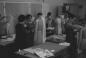 �tudiantes de l'�cole de Sp�cialisation en couture dans la salle de couture