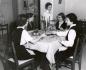 Repas d'une �quipe familiale au Petit Foyer de l'Institut Familial Val-Marie