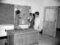 �tudiantes et professeure de haute couture � l'�cole de Sp�cialisation en couture