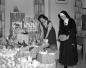 Pr�paration de cadeaux pour les pauvres � l'Institut Familial Val-Marie
