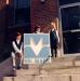 Trois �l�ves et le logo de Val-Marie