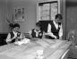 �tudiantes de l'Institut Familial Val-Marie confectionnant des v�tements