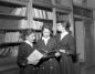 �tudiantes de l'Institut Familial Val-Marie choisissant des livres