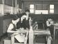 �tudiantes de l'Institut Familial Val-Marie au m�tier � tisser