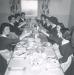 quipe familiale de l'Institut Familial Val-Marie partageant un repas