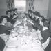 �quipe familiale de l'Institut Familial Val-Marie partageant un repas
