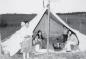 Famille autochtone dans une tente traditionnelle algonquienne