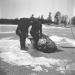 Deux hommes manipulant un filet en vue de la pche sur la glace