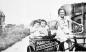 Les trois filles Demers sur un tricycle de livraison identifi March Maisonneuve Market