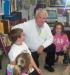 Eric Smith et des enfants de l'cole publique Meadowview,  Navan, Ontario