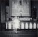 Jeune fille devant un autel latral