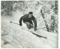 Ernie McCulloch chausant des skis Clments