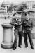 Deux hommes du service canadien  Trafalgar Square, Londres (Angleterre)