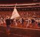 Un danseur des Sortilges porte le drapeau olympique