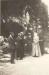 Une professe et ses parents visitant la Grotte de Lourdes