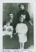 Première photo de famille d'Émélie et d'Edmond Chamard avec leurs aînées, Adrienne et Gabrielle