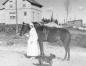 L'infirmière Gabrielle Bédard avec son cheval près du dispensaire à Sainte-Anne-de-Roquemaure