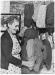 Émélie Chamard pose avec de la laine pour une journaliste du Family Herald and Weekly Star
