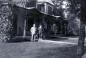 Gustave Boyer et son pouse, Pamla Rhaume, devant leur maison de la rue St-Pierre  Rigaud