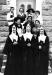 Des Amicalistes en 1955 avec leurs professeurs devant l'cole Chanoine-Beaudet de Saint-Pascal