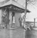 Chasseurs devant leur cabane � Saint-Anicet
