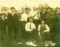 Delvida Mercier (� droite avec le chapeau) avec un groupe de chasseurs