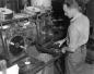Opérateur dans l'atelier de pressage des disques de l'usine RCA