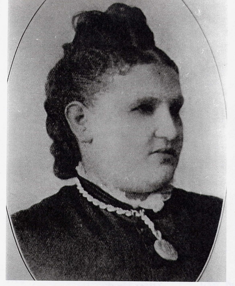 Portrait officiel en noir et blanc d’une femme portant un col de dentelle et un pendentif.
