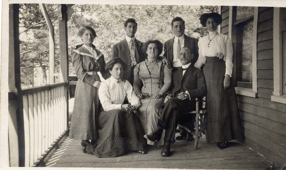 Portrait de famille avec Louis et Elizabeth Green assis dans des fauteuils et entourés de leurs cinq enfants adultes (deux fils et trois filles).