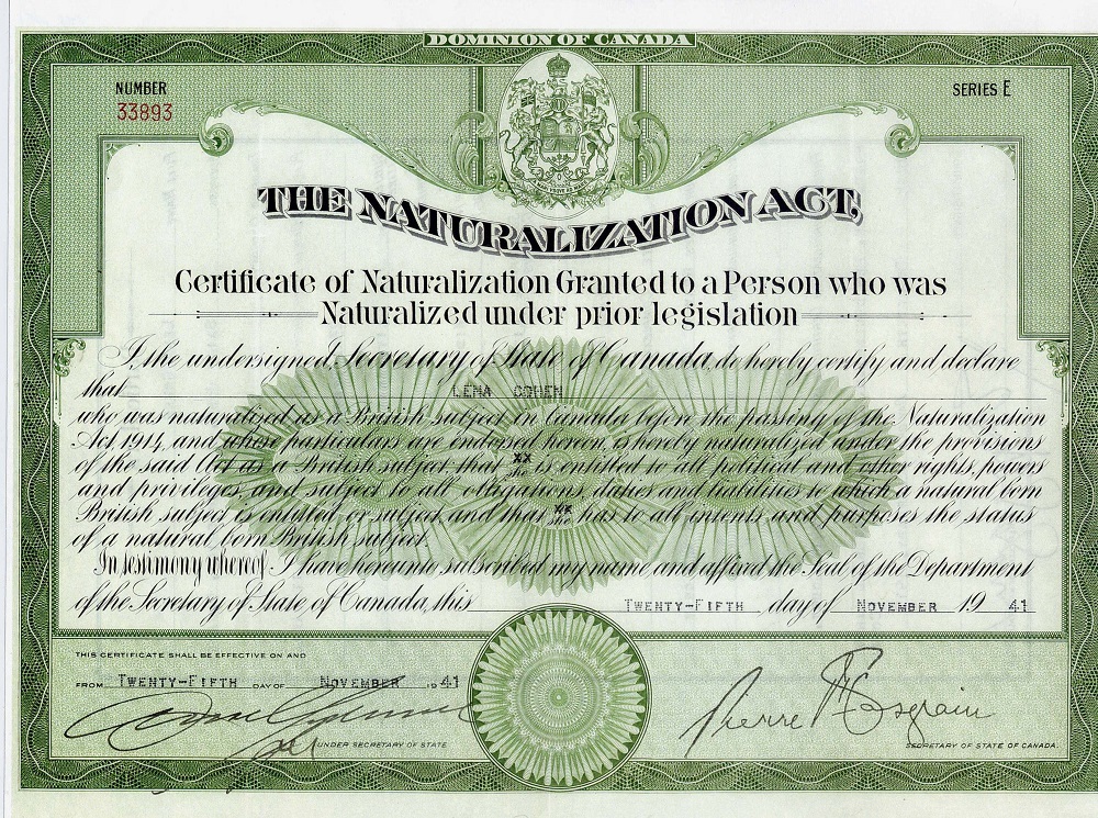 Document imprimé présentant un contour vert et un texte accordant la naturalisation aux immigrants en vertu de la Loi concernant la naturalisation du Canada.
