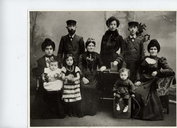 Portrait de famille montrant trois générations de la famille Tanzman où figurent trois enfants et cinq adultes.