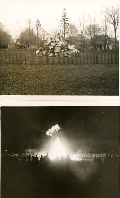 Deux photos en noir et blanc d’un feu de joie dans un parc.  En haut, image prise pendant la journée montrant toutes sortes d’objets en bois empilés entourés d’une clôture temporaire.  La photo du bas montre le feu de joie allumé avec de nombreuses personnes autour.