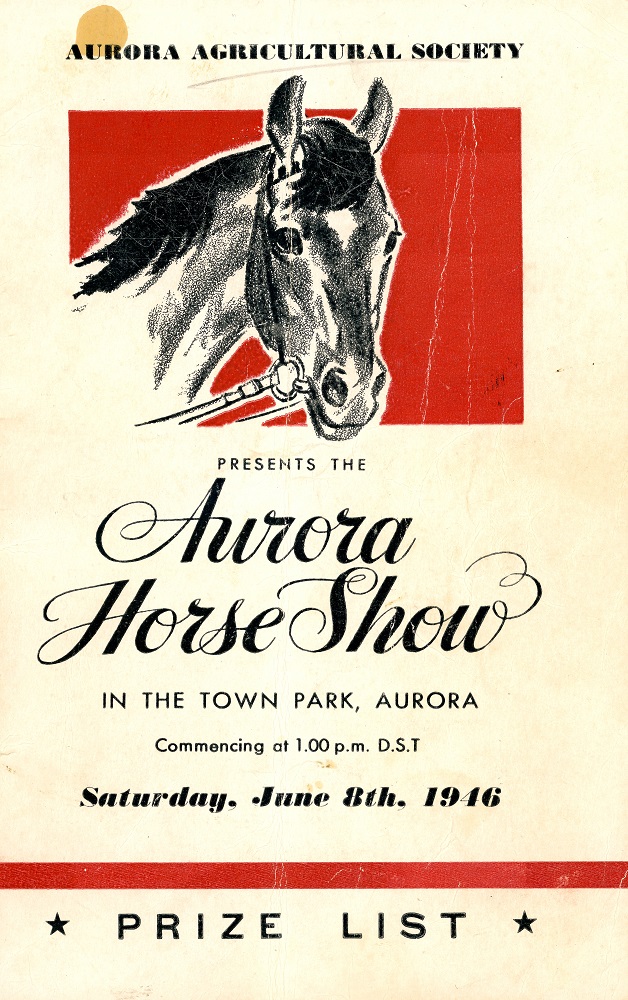 La couverture d’un programme en encre noire sur du papier crème montre le  dessin d’une tête de cheval sur fond rouge avec des renseignements sur l’événement