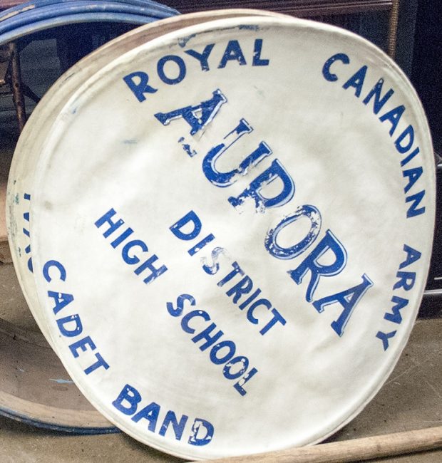 Peau de tambour avec inscription en lettres bleues.