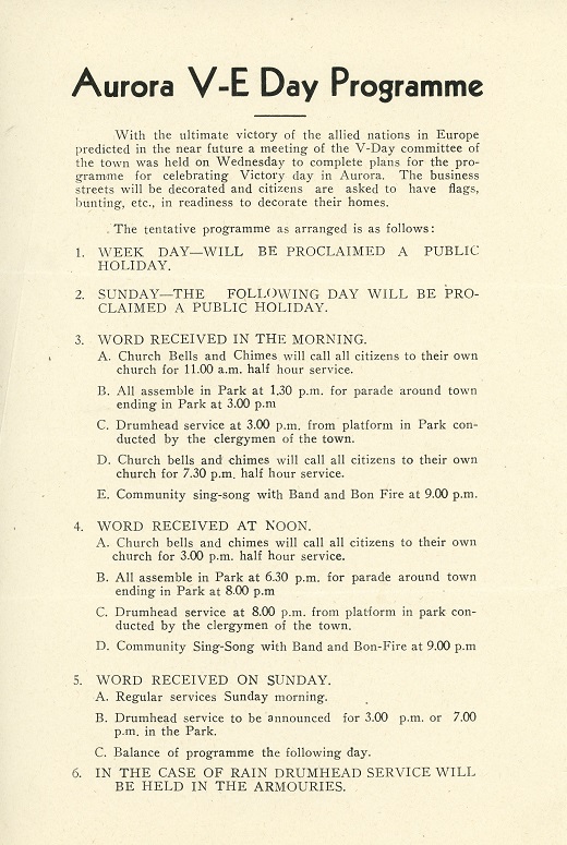 Morceau de papier de couleur crème avec libellé en noir et blanc donnant l’horaire des événements qui se tiendraient à Aurora pour le Jour de la victoire.