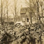 Troupes de la Première Guerre mondiale devant  le manège militaire
